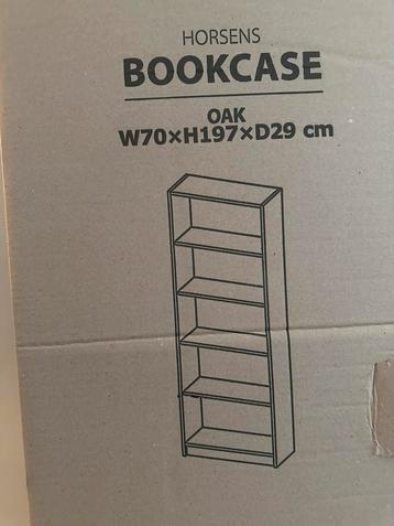 Boeken kast beschikbaar voor biedingen