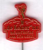 de Keizer M.V. rood plastic dranken speldje ( N_144 ), Verzamelen, Speldjes, Pins en Buttons, Verzenden, Zo goed als nieuw, Merk