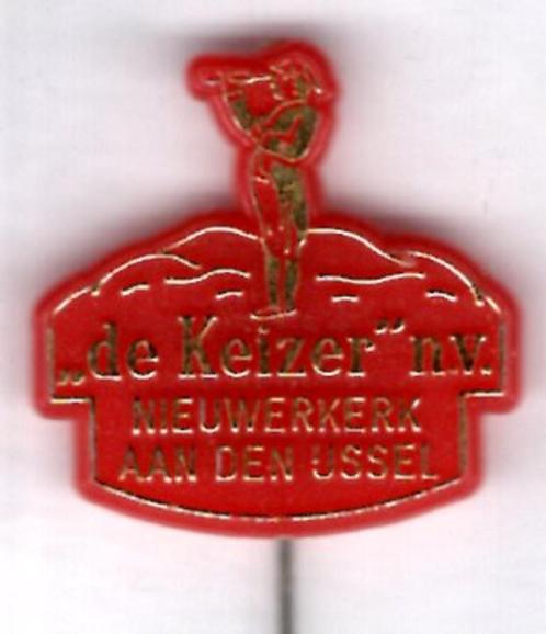 de Keizer M.V. rood plastic dranken speldje ( N_144 ), Verzamelen, Speldjes, Pins en Buttons, Zo goed als nieuw, Speldje of Pin
