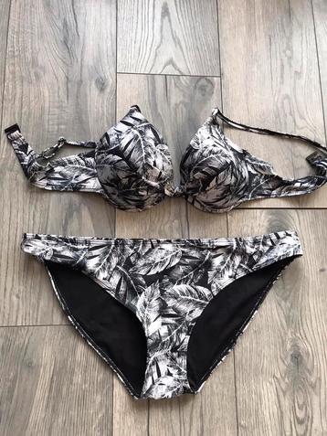 Mooie zwart-grijs gebloemde Bikini maat 46 +3 extra Broekjes beschikbaar voor biedingen