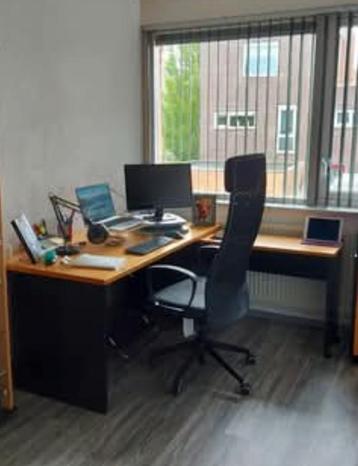 Hoekbureau met inschuifbaar deel. 