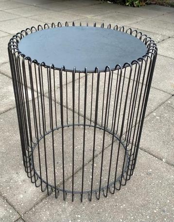 leuke bijzettafel / plantentafel beschikbaar voor biedingen