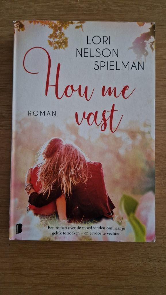 Hou me vast - Lori Nelson, Boeken, Romans, Zo goed als nieuw, Ophalen of Verzenden