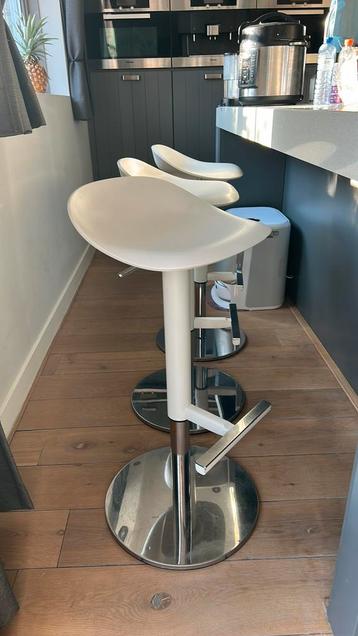 Moderne IKEA Janginge barkruk – wit – €40 p/st beschikbaar voor biedingen