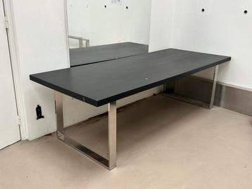 2 x Showroomtafels – zwart blad met metalen onderstel beschikbaar voor biedingen