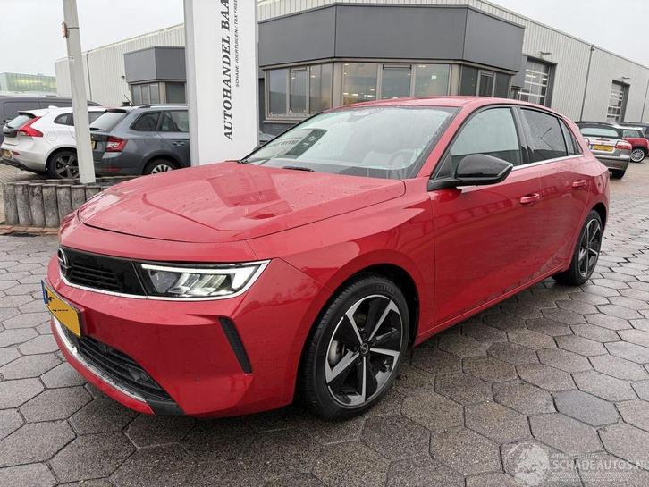 Opel Astra 1.2 Elegance (bj 2023, automaat), Auto diversen, Schadeauto's, Opel, Automaat, Benzine, Hatchback, Rood