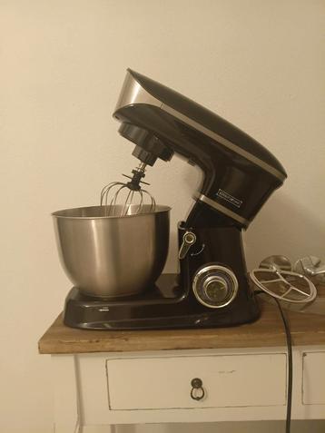Deegkneedmachine met 3 metalen hulpstukken beschikbaar voor biedingen