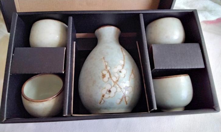 Sake Set Origineel Japans Set Edo Hana Groen NIEUW, Verzamelen, Porselein, Kristal en Bestek, Nieuw, Kop en/of schotel, Porselein