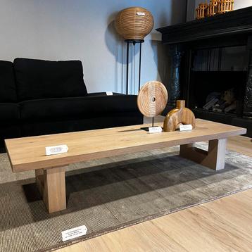 Massief eiken salontafel van Keijser & Co in mauve tint beschikbaar voor biedingen