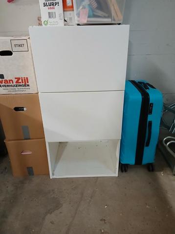 Witte kast met deuren