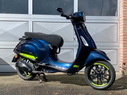 Vespa primavera midnight blue/ lime 50cc, Fietsen en Brommers, Scooters | Vespa, Zo goed als nieuw, Maximaal 45 km/u, Benzine