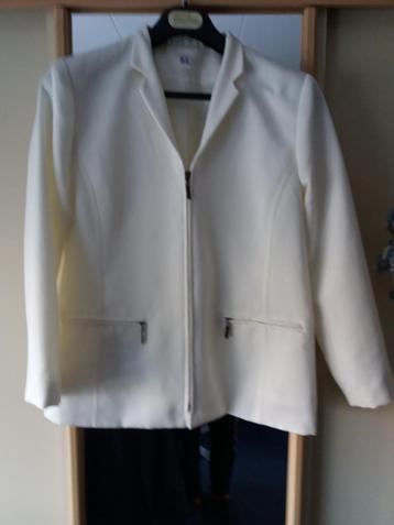 Een crème jasje met een kleine kraag, en een rits sluiting. beschikbaar voor biedingen