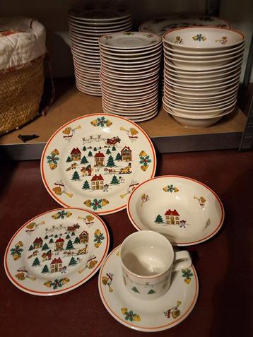 Kerstservies lijkt op Wedgwood christmas, veel pers. , kerst beschikbaar voor biedingen