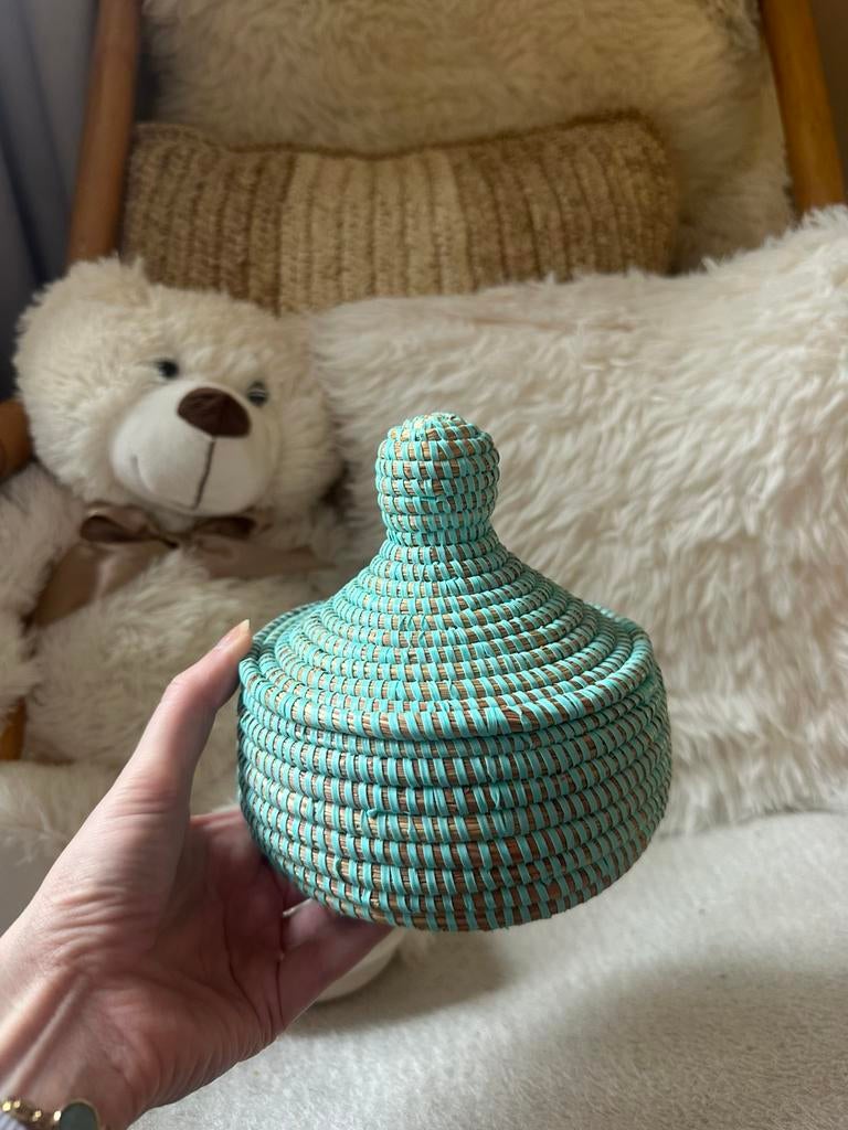 Kleine turquoise mand – handgemaakte Senegalese tajine-mand, Huis en Inrichting, Woonaccessoires | Schalen en Manden, Ophalen of Verzenden