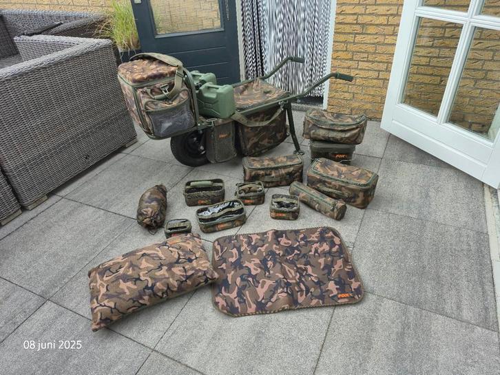 Fox Fx Explorer barrow en Camolite accessoires! ZGAN!!!, Watersport en Boten, Hengelsport | Karpervissen, Zo goed als nieuw, Complete set