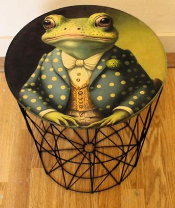 Een rond tafeltje “Kikker” zwart, groen, bijzettafeltje beschikbaar voor biedingen