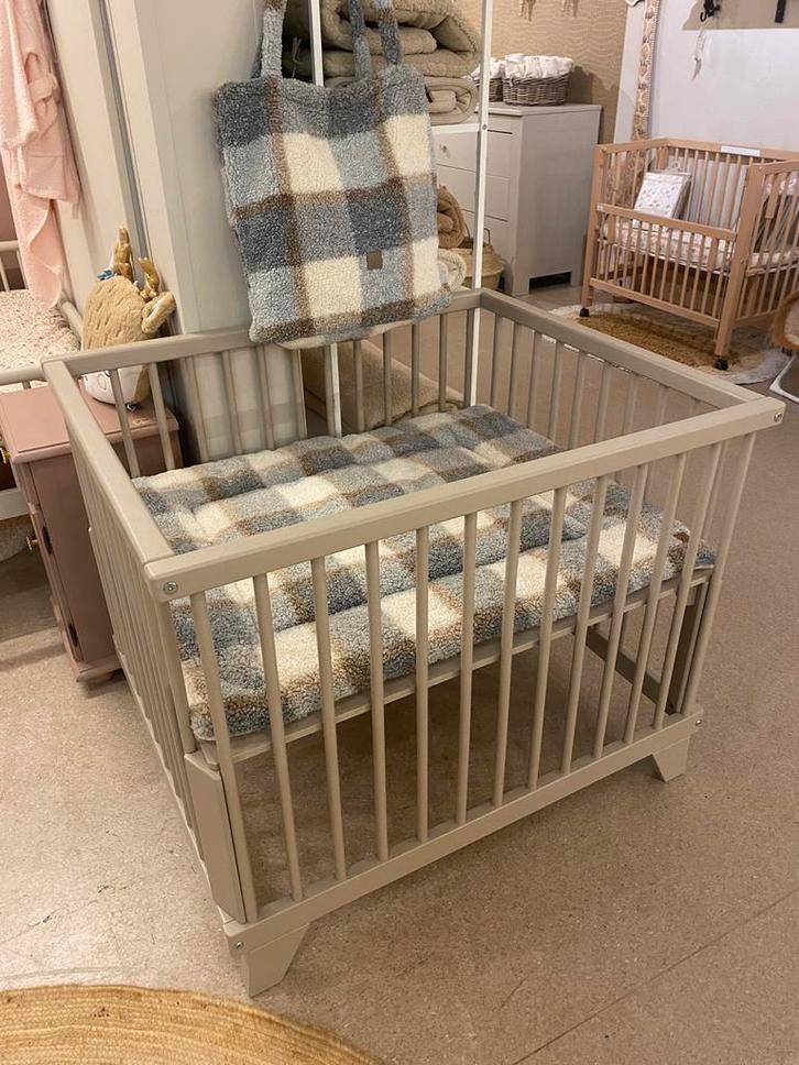 Baby Box - Grim VAN €175,- VOOR €149,-, Kinderen en Baby's, Babywiegjes en Ledikanten, Zo goed als nieuw, Ledikant, Ophalen of Verzenden