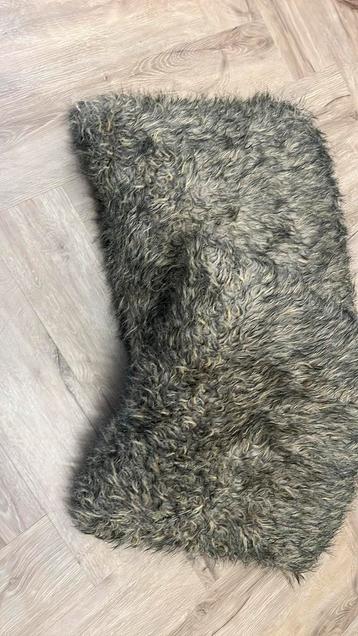 2 fluffy harige kussens 50x50 immitatiebond vachtje beschikbaar voor biedingen