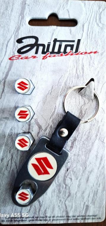 SUZUKI VENTIEL DOPPEN SETJE MET SLEUTELHANGER. beschikbaar voor biedingen