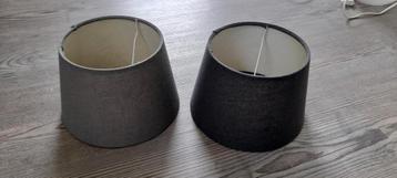 Grijze lampenkappen, een lichtgrijze en een donkergrijze. beschikbaar voor biedingen