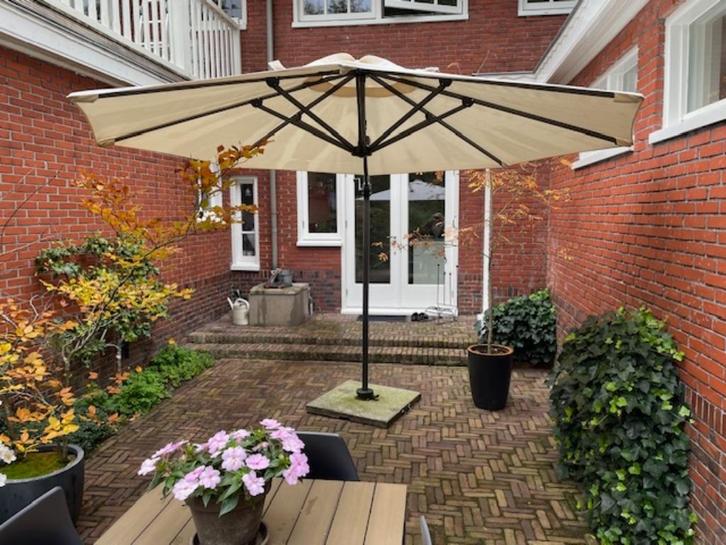 Kantelbare parasol met granieten voet, Tuin en Terras, Parasols, Gebruikt, Zweefparasol, 3 tot 4 meter, Kantelbaar, Verstelbaar
