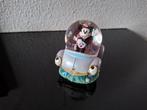 Disney snowglobe minnie mouse in auto, Verzamelen, Disney, Ophalen, Mickey Mouse, Zo goed als nieuw, Beeldje of Figuurtje