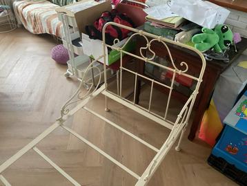 Brocante kinderbed wit gietijzer (ca 150x75) beschikbaar voor biedingen