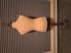 Antieke poppenkledingbody op bruine houten voet., Verzamelen, Poppen, Ophalen of Verzenden, Gebruikt