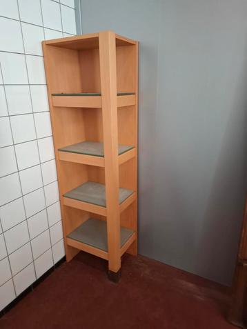 Houten kast met glazen planken beschikbaar voor biedingen