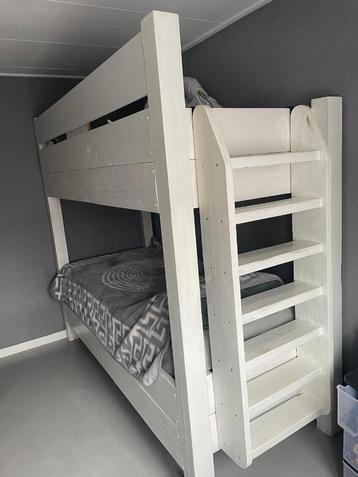 stapel bed beschikbaar voor biedingen