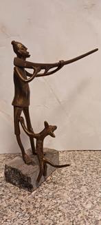 AFRIKAANSE BRONZEN JAGER MET GEWEER EN JACHTHOND 24 CM HOOG, Antiek en Kunst, Antiek | Koper en Brons, Ophalen of Verzenden
