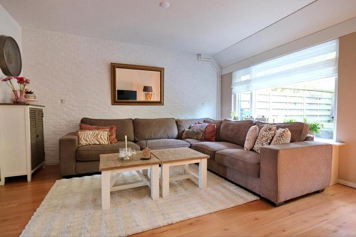 Mooie zithoek in taupekleur van Country Lifestyle, Huis en Inrichting, Banken | Complete zithoeken, Zo goed als nieuw, Stof, Ophalen