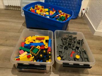 Heel veel Duplo en 2 x treinen met rails uit 90e jaren beschikbaar voor biedingen
