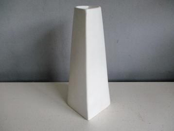 Wit witte design studio vaas van Dick van der Meyden beschikbaar voor biedingen