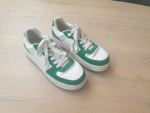 Wit / Groene Sneakers Pull and Bear maat 39  Z.G.A.N., Kleding | Dames, Schoenen, Zo goed als nieuw, Sneakers of Gympen, Wit, Ophalen of Verzenden