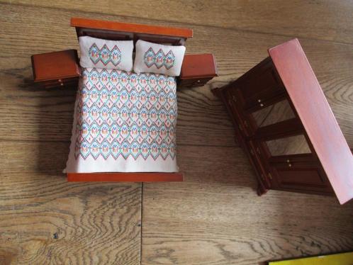 poppenhuis slaapkamer met hand geborduurd bedengoed, Verzamelen, Poppenhuizen en Toebehoren, Zo goed als nieuw, Decoratie, Ophalen of Verzenden