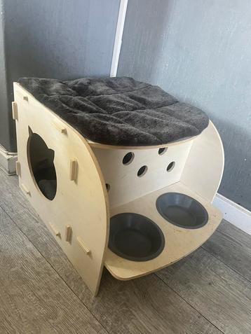 Leuk Paradise kattenhuisje L57 B42,8 H36 met matjes beschikbaar voor biedingen