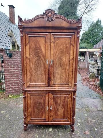 Biedermeier mahonie hoekkast met gestoken kuif. beschikbaar voor biedingen