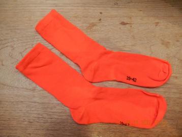Paar oranje sokken maat 39-42 beschikbaar voor biedingen