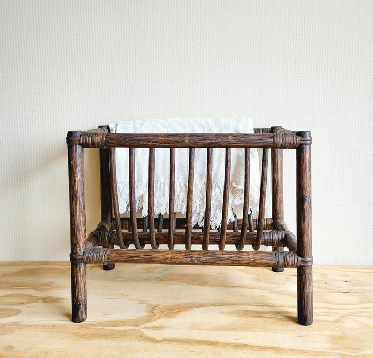 Prachtige vintage donker gekleurde rotan lectuurmand!, Huis en Inrichting, Woonaccessoires | Krantenbakken en Lectuurbakken, Zo goed als nieuw