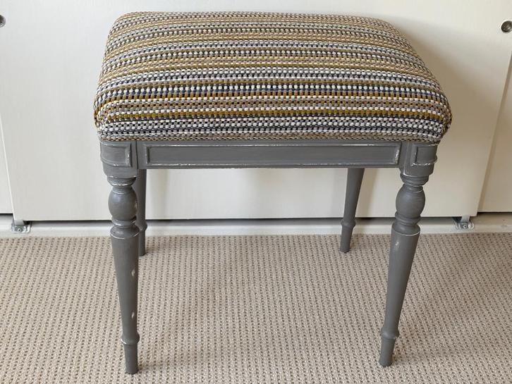 Kruk bekleed grijs geverfd hout, Huis en Inrichting, Krukjes, Zo goed als nieuw, Hout, Ophalen