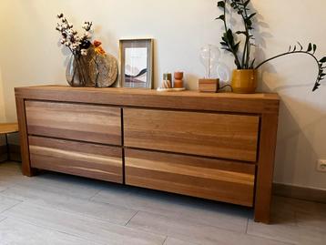 Massief houten dressoir beschikbaar voor biedingen
