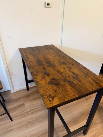 Bar table beschikbaar voor biedingen