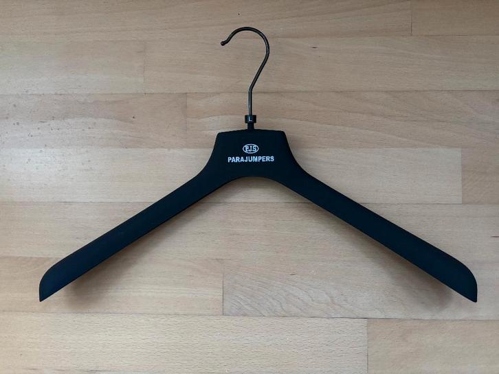 Parajumpers kledinghanger zwart kunststof., Kleding | Dames, Kledinghangers, Nieuw, Kunststof, Kinderen en Volwassenen, Ophalen of Verzenden