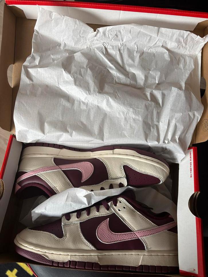Nike Dunk Low Valentine 2023 - Maat 42.5 DS, Kleding | Dames, Schoenen, Nieuw, Sneakers of Gympen, Overige kleuren, Ophalen of Verzenden