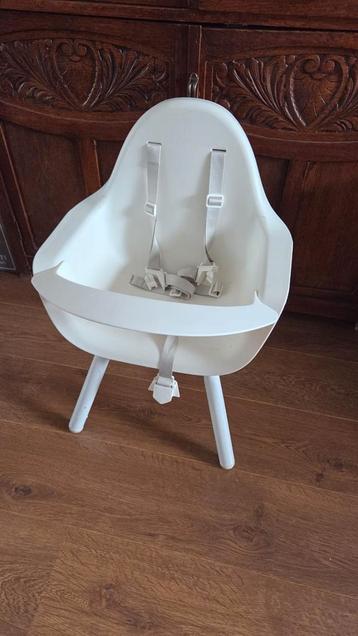 Kinderstoel - Wit met veiligheidsgordel beschikbaar voor biedingen