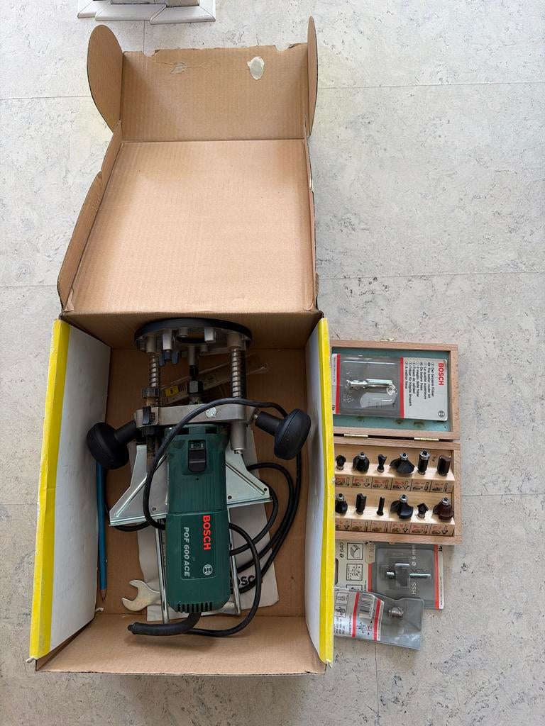 Bosch POF 600 ACE Bovenfrees - Gebruikt, Ophalen of Verzenden, Gebruikt, Elektrisch, Bovenfrees