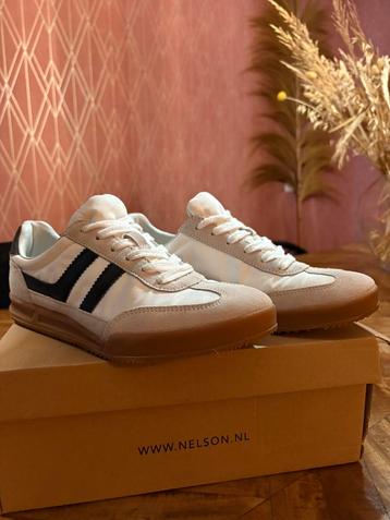 Sneaker Nelson (wit, creme, zwarte streep) beschikbaar voor biedingen