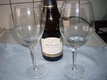 2 wijnglazen met fles Prosecco wijn beschikbaar voor biedingen