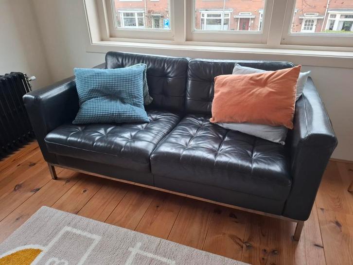 IKEA Karlstad 2-zitsbank met metalen onderstel, Huis en Inrichting, Banken | Bankstellen, Gebruikt, Rechte bank, Tweepersoons